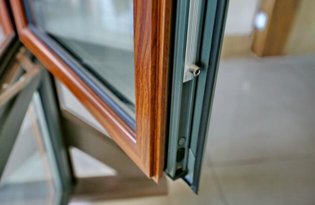 Comment se déroule le processus de traitement des profilés en aluminium ?